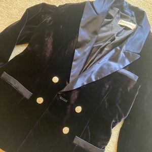 Bloomingdale’s navy blue velvet blazer, size 6P